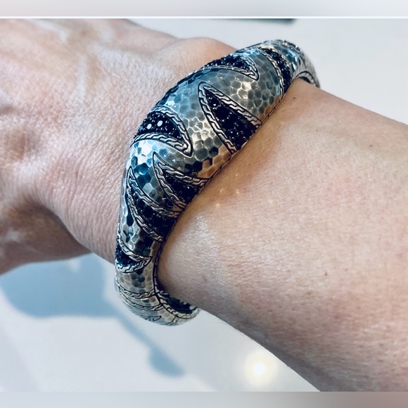 JOHN HARDY Palu Macan Sterling Silver Black Sapphire hinged cuff - Picture 8 of 10